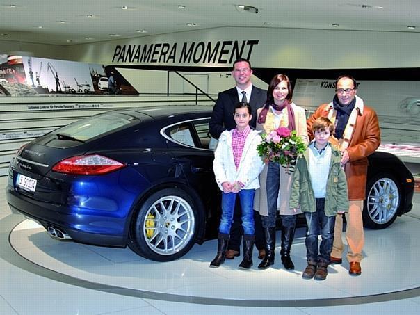 Achim Stejskal, Leiter Porsche-Museum (links) begrüßt den 500.000sten Besucher im Porsche-Museum: Familie Rosenberger aus Stuttgart.